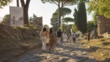 Regina Viarum Festival 2026, dal 21 al 25 maggio sull’Appia: il programma gratuito tra cammini, musica e sapori