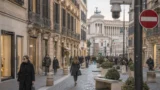 Via Condotti pedonale dal 2027, ma i costi restano top secret: Roma ‘blinda’ il centro, mentre bus e metro arrancano