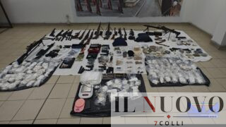 Aprilia come Gomorra, la faida con l’arsenale da guerra per il controllo della droga: “Pronti a colpire con Kalashnikov e bombe a mano”