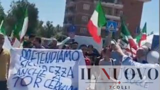 Roma, sequestrata e violentata per 3 giorni da 5 stranieri, cittadini in strada: “Basta, sgomberate via Tallone” (VIDEO)
