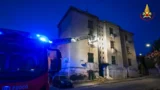 Roma, casa popolare in fiamme all’alba al Quarticciolo: vigili del fuoco al lavoro