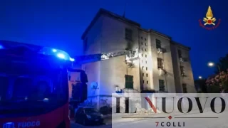 Roma, casa popolare in fiamme all’alba al Quarticciolo: vigili del fuoco al lavoro