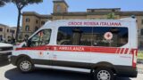 Roma, tubo precipita da un’impalcatura e travolge baby sitter e bimbo di 2 anni: tragedia sfiorata in via Nemorense
