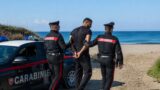 Torvaianica, minaccia di ammazzare l’ex moglie e seppellirla sotto le dune: 47enne aggredisce i carabinieri mentre spaccia, arrestato