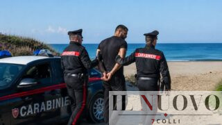 Torvaianica, minaccia di ammazzare l’ex moglie e seppellirla sotto le dune: 47enne aggredisce i carabinieri mentre spaccia, arrestato
