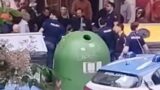 Roma, aggressioni seriali a Marconi, arrestato l’extracomunitario in tuta mimetica: applauso del quartiere ai poliziotti “È la fine di un incubo” (VIDEO)