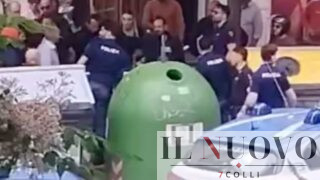 Roma, aggressioni seriali a Marconi, arrestato l’extracomunitario in tuta mimetica: applauso del quartiere ai poliziotti “È la fine di un incubo” (VIDEO)