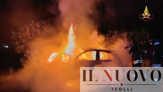 Roma, incendio a Torre Spaccata: auto completamente avvolta dalle fiamme
