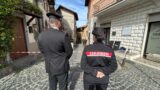 Rocca di Papa, massacra di botte una barista, poi si barrica in casa: “Andate via o mi ammazzo” (FOTO)