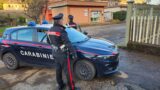 “Vi ammazzo”, distrugge casa, prende a pugni il padre e scaraventa la madre contro il muro: arrestato 28enne