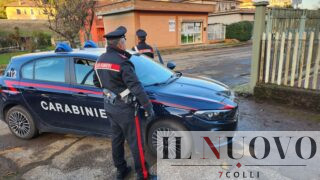 “Vi ammazzo”, distrugge casa, prende a pugni il padre e scaraventa la madre contro il muro: arrestato 28enne