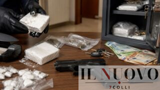 Roma, nasconde il… pacco nelle mutande: 100 grammi di cocaina negli slip e una pistola in cassaforte