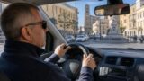 Velletri, si finge cieco assoluto per percepire la pensione, ma guida in centro e chiede il porto d’armi: smascherato 60enne