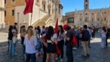 “Le maestre precarie non vengano scaricate”: il M5S sfida PD, AVS e ‘Roma Futura’ sul diritto al lavoro nella scuola