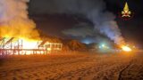 Notte di fuoco sul lungomare di Sabaudia: incendiati tre chioschi in pochi minuti (FOTO)