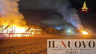 Notte di fuoco sul lungomare di Sabaudia: incendiati tre chioschi in pochi minuti (FOTO)