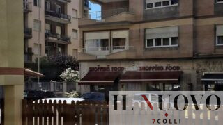 Ostia, scappano all’alt e investono due ragazze, poi speronano la polizia: arrestati