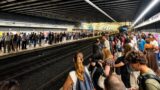 Roma, Metro strapiena a Termini: il Campidoglio ‘blinda’ il centro tra ZTL e Zone 30, ma lascia i cittadini ammassati sui treni