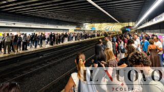 Roma, Metro strapiena a Termini: il Campidoglio ‘blinda’ il centro tra ZTL e Zone 30, ma lascia i cittadini ammassati sui treni