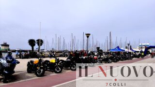 Motoraduno a Ostia, invasione di Moto Guzzi al porto: 300 moto sfilano sul lungomare (VIDEO)