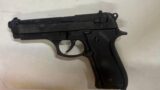 Roma, “Questa è una rapina”: spara un colpo di pistola nel minimarket, poi scappa. Arrestata 34enne