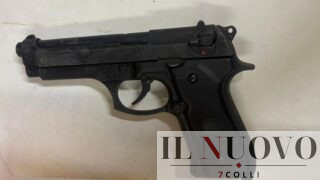 Roma, “Questa è una rapina”: spara un colpo di pistola nel minimarket, poi scappa. Arrestata 34enne