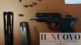 Roma, bloccato sulle scale con la pistola pronta a sparare: arrestato 41enne nelle case popolari al Tufello