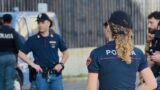Roma, tentano il furto in appartamento: scoperti dal videocitofono, poi aggrediscono i poliziotti con il martello