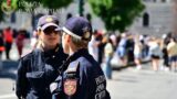 Roma, va a fare shopping in centro e lascia i figli piccoli chiusi in auto sotto il sole: denunciata