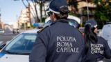 Roma, rubano uno smartphone e poi chiedono aiuto ai negozianti: beccati mentre tentano di sbloccarlo davanti ai vigili