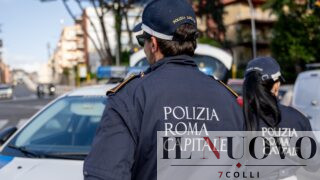 Roma, rubano uno smartphone e poi chiedono aiuto ai negozianti: beccati mentre tentano di sbloccarlo davanti ai vigili