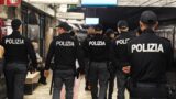 Bande di borseggiatori nelle metro a Roma, cinque arresti tra Battistini, Barberini e Lucio Sestio: portafogli nascosti nei condotti dell’aria