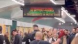 Roma, “Che c…o te guardi” e scoppia la rissa sulla metro: linea ferma mezz’ora, caos sul vagone e sulla banchina