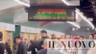 Roma, “Che c…o te guardi” e scoppia la rissa sulla metro: linea ferma mezz’ora, caos sul vagone e sulla banchina