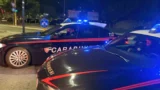 Roma, fugge sulla Cristoforo Colombo con l’auto rubata: arrestato 47enne con jammer e carte clonate