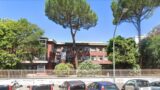 Roma, “Salite in macchina, vi regalo i biglietti del bus”: avvicina gli studenti della scuola media con un coltello, paura alla Montagnola