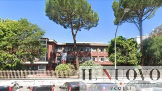 Roma, “Salite in macchina, vi regalo i biglietti del bus”: avvicina gli studenti della scuola media con un coltello, paura alla Montagnola