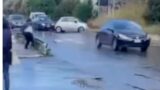 Roma, lancia bottiglie contro le auto di passaggio: giustizia ‘fai da te’ in via Tuscolana