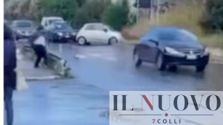 Roma, lancia bottiglie contro le auto di passaggio: giustizia ‘fai da te’ in via Tuscolana