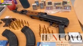 Ostia, arsenale della droga scoperto in un garage: sequestrati un fucile d’assalto, esplosivi, una pistola e oltre 8 chili di stupefacenti (VIDEO)