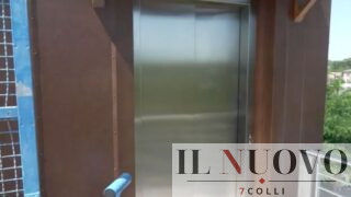 Metromare, “L’ascensore inaugurato ieri non è a norma per i disabili”: carrozzina resta incastrata, esplode la polemica