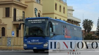 Bus Ostia-Fiumicino inaccessibili, esposto contro Cotral: “Costretti a prenotare con 48 ore di anticipo”