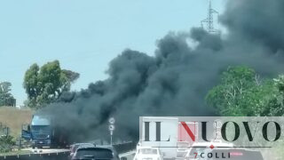 Pontina, camion fiamme: fumo nero visibile a chilometri di distanza e traffico in tilt. Strada chiusa (VIDEO)