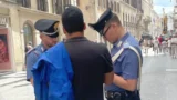 Roma, ancora la trappola per turisti del gioco delle “tre campanelle”: 5 denunciati