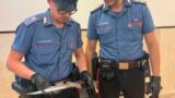 “Rambo” in azione a Ostia, cammina di notte in via Ostiense con tuta mimetica e coltello da mezzo metro: arrestato 68enne