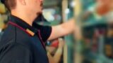 Roma, negozi di alimentari da incubo all’Aurelio: blatte e sporcizia, sequestrati quasi 100 chili di cibo (VIDEO)