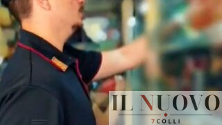 Roma, negozi di alimentari da incubo all’Aurelio: blatte e sporcizia, sequestrati quasi 100 chili di cibo (VIDEO)