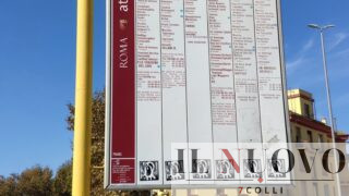 Roma, fermata bus cancellata da mesi: residenti costretti a fare la strada a piedi, esplode la protesta a Boccea