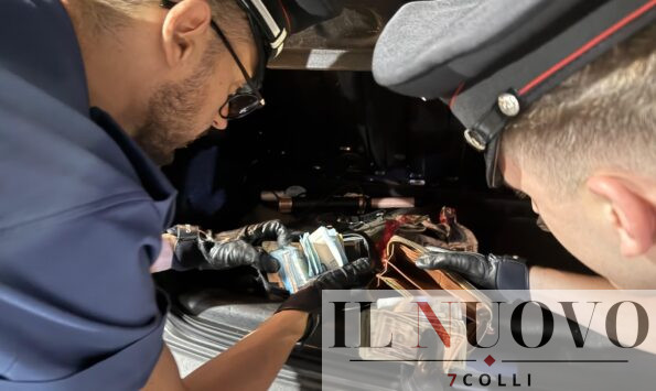Il coltello, i soldi e il materiale sequestrati dai Carabinieri