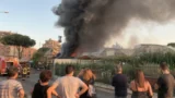 Roma, incendio tra Casilina e Torpignattara: nube nera sopra il Pigneto